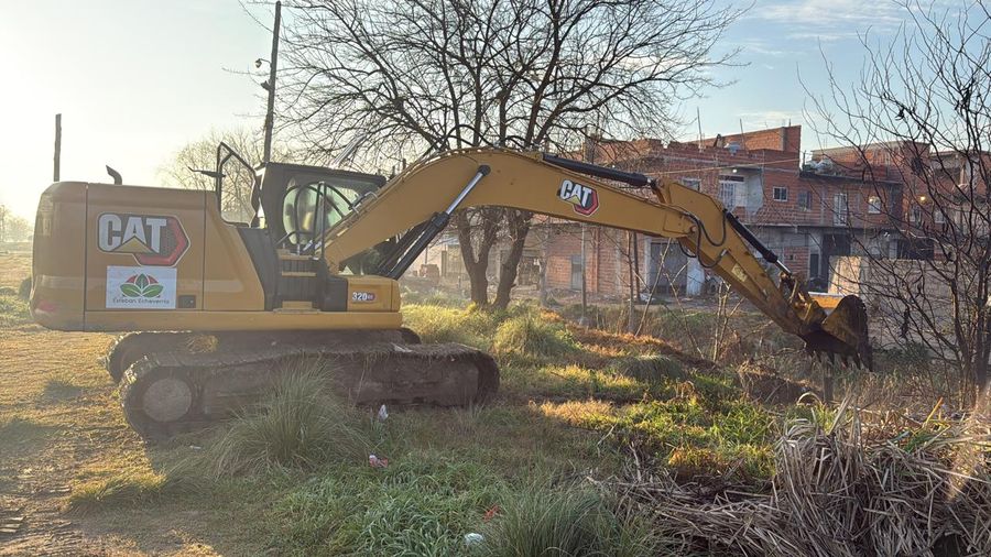 Excavadora sobre orugas CAT 320GC operando en terreno
