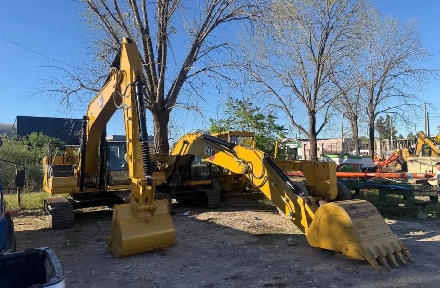Dos excavadoras Caterpillar 320 en depósito de Caminos Paitz