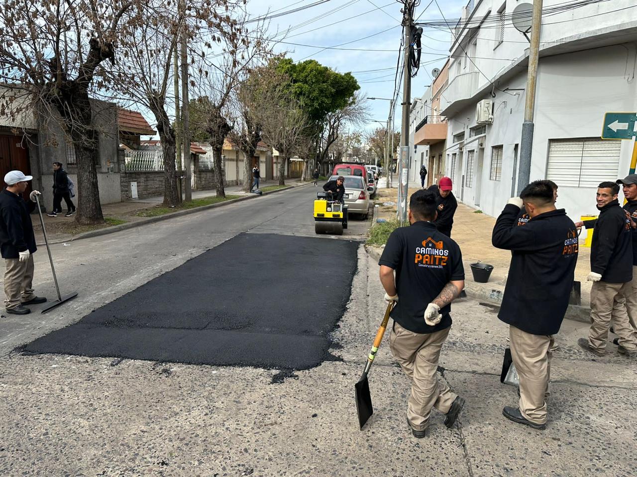 Compresor industrial operando en obra de sellado vial