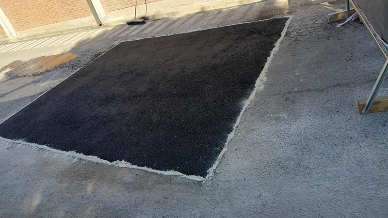 Dos retroexcavadoras CAT 416F2 con logo de Caminos Paitz estacionadas en calle