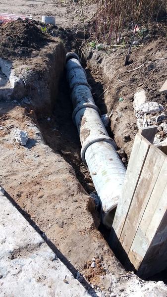 Instalación de cañería de hormigón en zanja para obra de infraestructura hidráulica