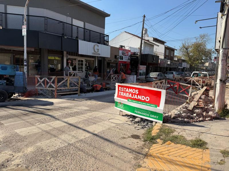 Cartel de señalización de obra municipal en Esteban Echeverría con vallas de seguridad