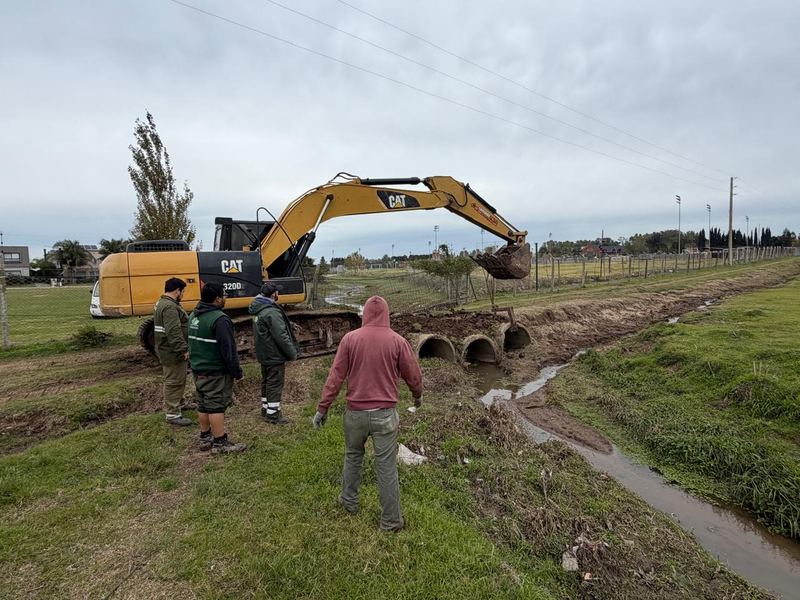 Parche de concreto asfáltico recién terminado sobre pavimento existente